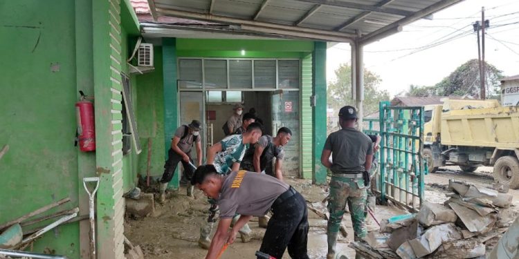Kolaborasi TNI-Polri Bersihkan Puskesmas Kuala Simpang Usai Banjir