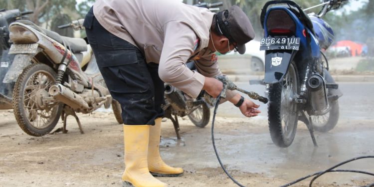 Tim SAR Polri Bantu Korban Banjir di Sumatera Barat