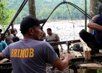 Polres Bener Meriah dan Brimob Bangun Jalur Darurat Pasca Bencana di Aceh