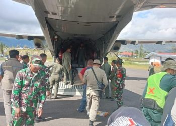 Aktivitas Bongkar Muat di Bandara Rembele Berjalan Lancar