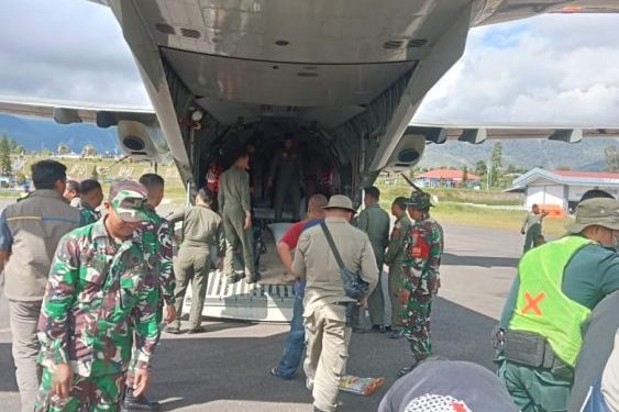Aktivitas Bongkar Muat di Bandara Rembele Berjalan Lancar