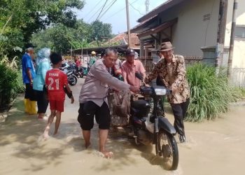 Polisi Turun Tangan Bantu Warga Terdampak Banjir di Subang