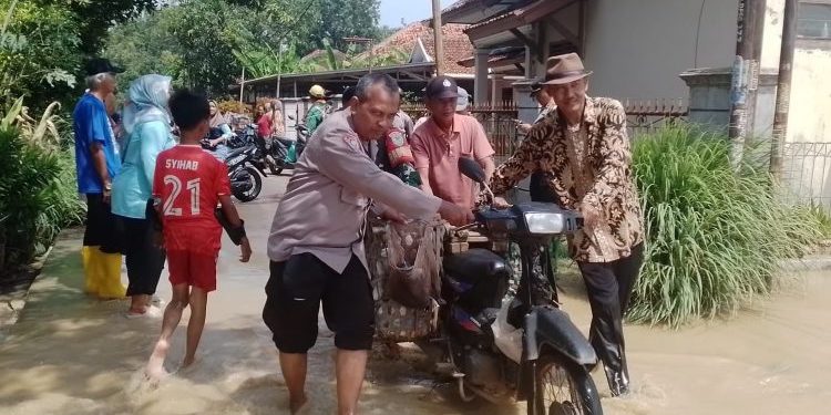 Polisi Turun Tangan Bantu Warga Terdampak Banjir di Subang