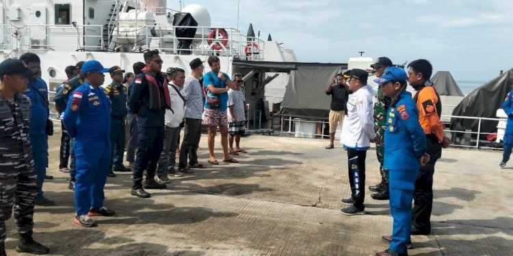 Polda NTT Lanjutkan Pencarian Hari Kedua Korban KM Putri Sakinah di Selat Padar