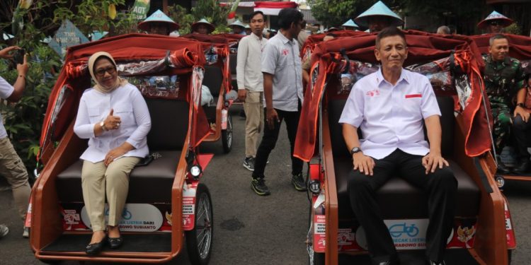 Wakil Bupati Blora Distribusikan 100 Becak Listrik Bantuan Presiden