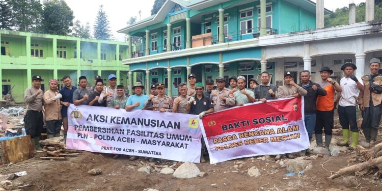 Polres Bener Meriah dan Warga Bersihkan Dayah Bustanul Ulum Pascabencana