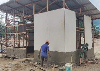 Brimob Sumut dan Warga Bersama Bangun Hunian Sementara di Tapsel