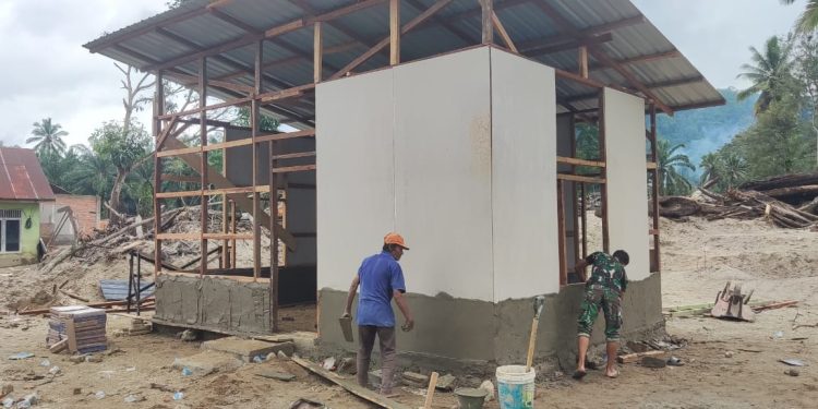 Brimob Sumut dan Warga Bersama Bangun Hunian Sementara di Tapsel