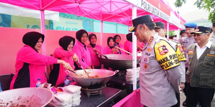 Wakapolri Kunjungi Dapur Umum Bhayangkari dan Resmikan Sumur Bor di Padang Pariaman