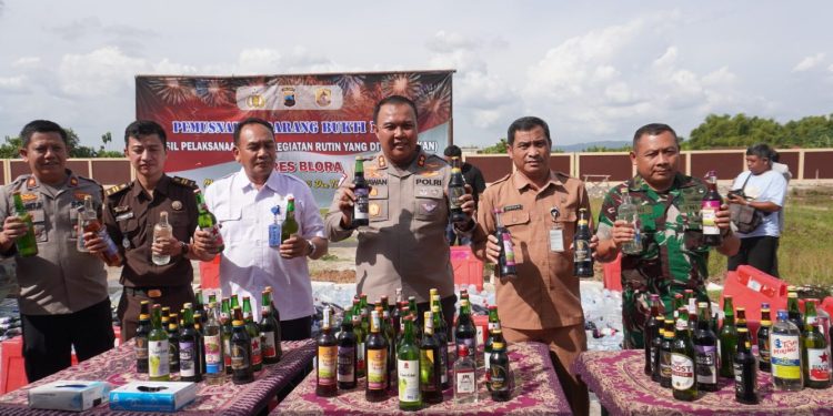 Polres Blora Musnahkan Ribuan Botol Minuman Keras
