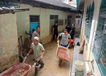 Polres Sibolga Bersama Brimob Bersihkan Akses Jalan Pascabencana Longsor