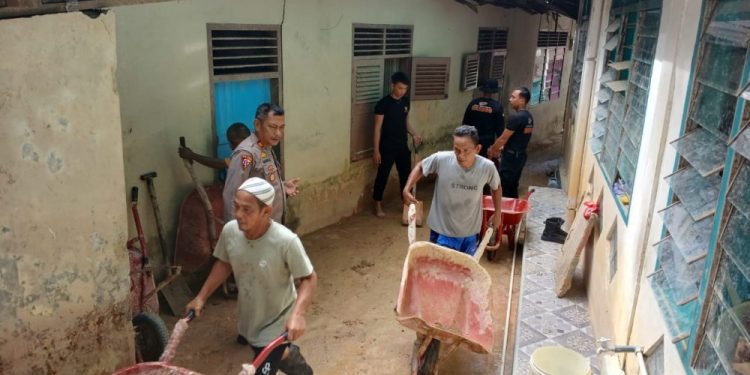 Polres Sibolga Bersama Brimob Bersihkan Akses Jalan Pascabencana Longsor