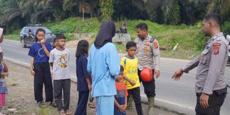 Polsatwa K-9 Polda Sumut Gelar Trauma Healing untuk Anak Korban Banjir di Batang Toru