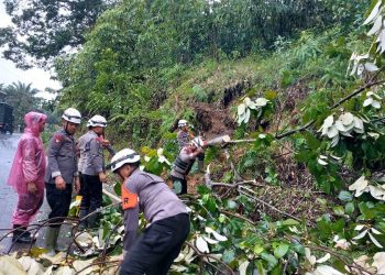 Polri Tanggap Bencana Longsor dan Banjir di Palembayan