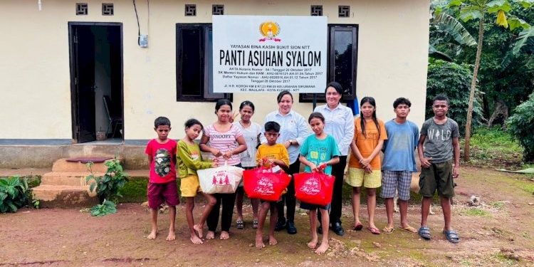 Ditreskrimsus Polda NTT Bagikan Sembako untuk Warga dan Panti Asuhan di Kupang