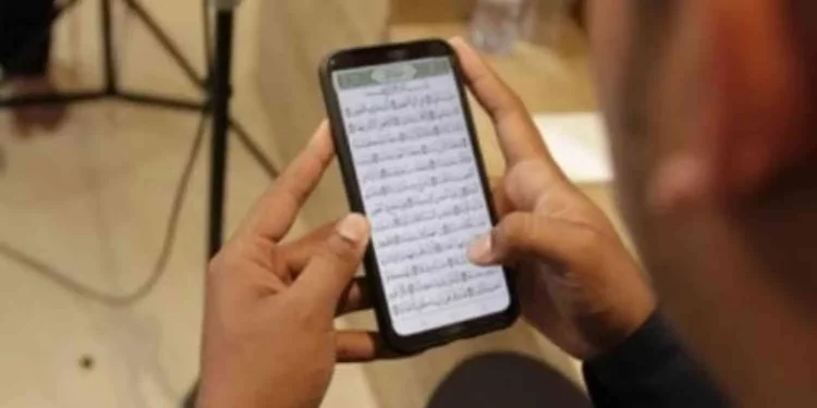 Apakah Boleh Mengaji Alquran di HP