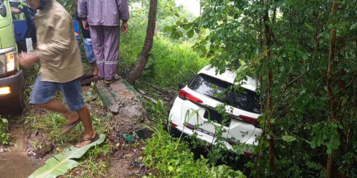Evakuasi mobil Toyota Fortuner yang terperosok ke kebun warga usai mengalami kecelakaan tunggal di Jalan Imogiri–Dlingo, Wukirsari, Bantul