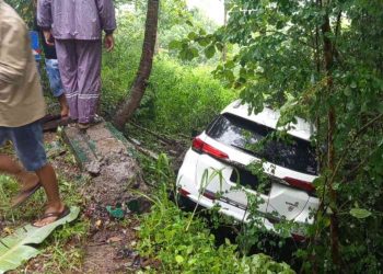 Evakuasi mobil Toyota Fortuner yang terperosok ke kebun warga usai mengalami kecelakaan tunggal di Jalan Imogiri–Dlingo, Wukirsari, Bantul
