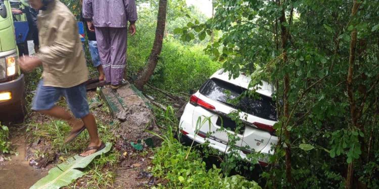 Evakuasi mobil Toyota Fortuner yang terperosok ke kebun warga usai mengalami kecelakaan tunggal di Jalan Imogiri–Dlingo, Wukirsari, Bantul