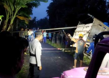 Evakuasi truk bermuatan pakan ternak yang terperosok ke Sungai Maesan Kulon, Wahyuharjo, Lendah, Kulon Progo, Selasa (27/1/2026) sore.