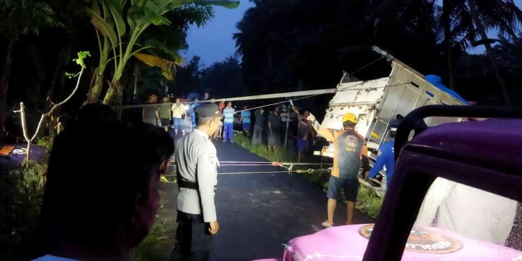 Evakuasi truk bermuatan pakan ternak yang terperosok ke Sungai Maesan Kulon, Wahyuharjo, Lendah, Kulon Progo, Selasa (27/1/2026) sore.