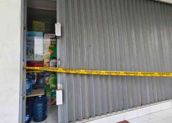 Garis polisi terpasang di pintu Alfamart Tambak, Triharjo, Wates, Kulon Progo, usai ditemukan dugaan pembobolan pada Rabu (7/1/2026)
