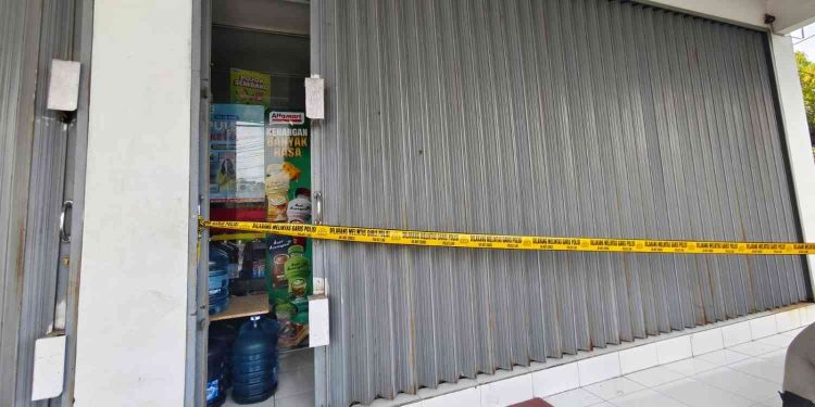 Garis polisi terpasang di pintu Alfamart Tambak, Triharjo, Wates, Kulon Progo, usai ditemukan dugaan pembobolan pada Rabu (7/1/2026)