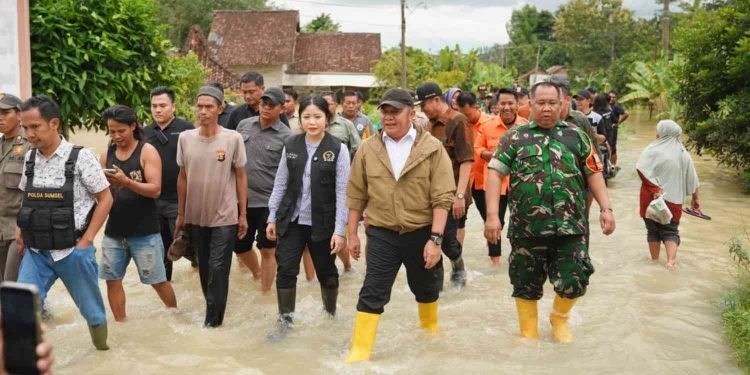 Gubernur Sumsel Herman Deru Tinjau Banjir di Desa Raman Jaya OKU Timur