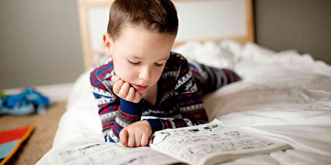 Ilustrasi membaca komik