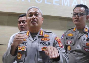 Kapolresta Sleman memberikan keterangan pers terkait perkembangan penanganan kasus kecelakaan usai penjambretan di Jalan Janti, Sleman, Senin (26/1/2026).