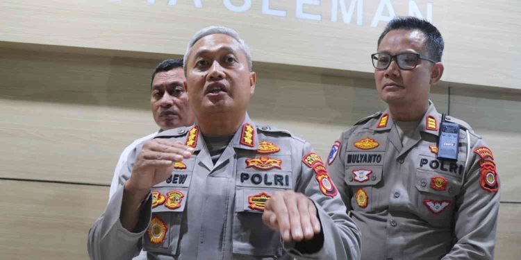 Kapolresta Sleman memberikan keterangan pers terkait perkembangan penanganan kasus kecelakaan usai penjambretan di Jalan Janti, Sleman, Senin (26/1/2026).