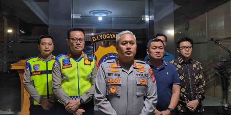 Kapolresta Sleman memberikan keterangan pers terkait perkembangan penanganan kasus viral penjambretan di kawasan Jalan Janti, Sleman, kepada awak media