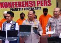 Kapolresta Yogyakarta Kombes Pol Eva Guna Pandia didampingi jajaran Satreskrim dan Humas menunjukkan barang bukti berupa laptop, ponsel, dan perangkat jaringan saat konferensi pers pengungkapan kasus penipuan online bermodus love scamming di Mapolresta Yogyakarta.