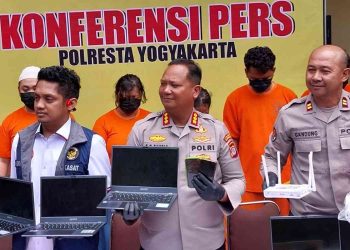 Kapolresta Yogyakarta Kombes Pol Eva Guna Pandia didampingi jajaran Satreskrim dan Humas menunjukkan barang bukti berupa laptop, ponsel, dan perangkat jaringan saat konferensi pers pengungkapan kasus penipuan online bermodus love scamming di Mapolresta Yogyakarta.