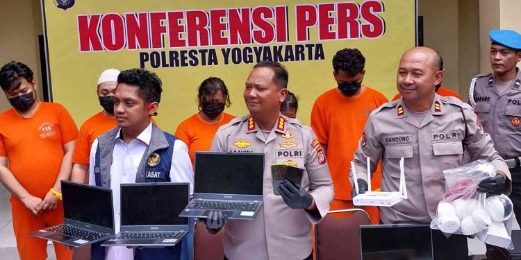 Kapolresta Yogyakarta Kombes Pol Eva Guna Pandia didampingi jajaran Satreskrim dan Humas menunjukkan barang bukti berupa laptop, ponsel, dan perangkat jaringan saat konferensi pers pengungkapan kasus penipuan online bermodus love scamming di Mapolresta Yogyakarta.
