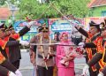 Kedatangan pejabat baru, Kapolres Bantul AKBP Bayu Puji Hariyanto disambut dengan tradisi pedang pora di Mapolres Bantul, Selasa (13/1/2026).