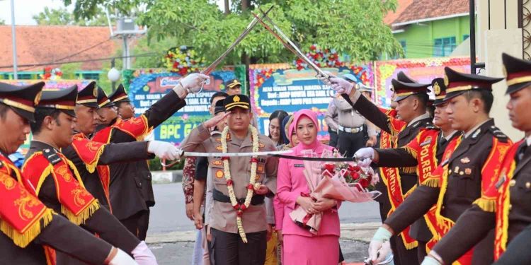 Kedatangan pejabat baru, Kapolres Bantul AKBP Bayu Puji Hariyanto disambut dengan tradisi pedang pora di Mapolres Bantul, Selasa (13/1/2026).