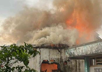 Kepulan asap tebal dan api membumbung dari sebuah rumah kosong di Dusun Gatak, Kalurahan Tamantirto, Kasihan, Bantul, Rabu (7/1/2026).
