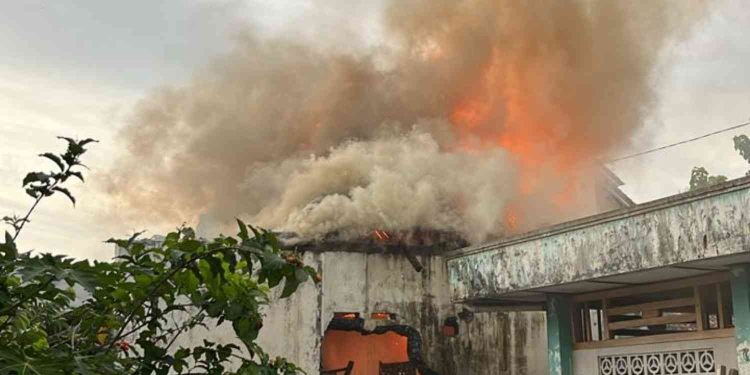 Kepulan asap tebal dan api membumbung dari sebuah rumah kosong di Dusun Gatak, Kalurahan Tamantirto, Kasihan, Bantul, Rabu (7/1/2026).
