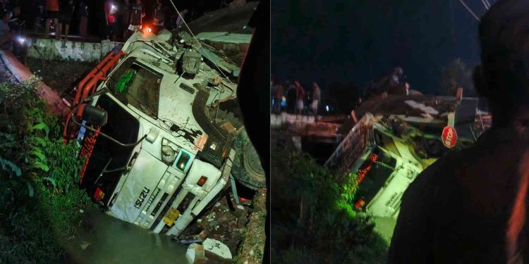 Kondisi Truk Tersambar KA Gajayana Malam Hari di Kebumen