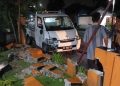 Kondisi mobil Daihatsu Grandmax usai mengalami kecelakaan tunggal di Jalan Raya Iroyudan, Pajangan, Bantul, Rabu (14/1/2026) malam. Kendaraan menabrak pagar tembok dan tiang rumah warga akibat pengemudi diduga mengantuk. Tidak ada korban jiwa dalam peristiwa ini.