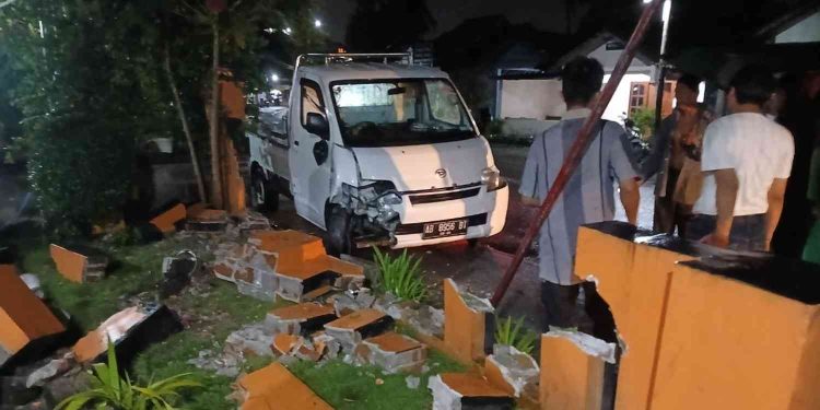 Kondisi mobil Daihatsu Grandmax usai mengalami kecelakaan tunggal di Jalan Raya Iroyudan, Pajangan, Bantul, Rabu (14/1/2026) malam. Kendaraan menabrak pagar tembok dan tiang rumah warga akibat pengemudi diduga mengantuk. Tidak ada korban jiwa dalam peristiwa ini.