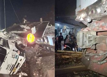 Kondisi rangkaian kereta api dan Truk yang mengalami kerusakan usai terlibat kecelakaan dengan truk tronton di perlintasan sebidang KA Kutowinangun, Kabupaten Kebumen, Selasa (27/1/2026) malam. Benturan keras menyebabkan sejumlah komponen lokomotif dan area sekitar rel terdampak, sementara warga dan petugas terlihat berada di lokasi untuk proses pengamanan dan evakuasi.