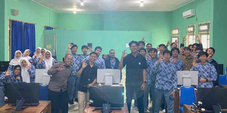 Mahasiswa Program Studi Sistem Informasi Universitas Alma Ata bersama siswa SMAN 7 Yogyakarta berfoto bersama usai kegiatan pengenalan UI/UX Design. Kegiatan ini menjadi bagian dari kolaborasi edukasi digital untuk meningkatkan literasi teknologi dan wawasan karier di bidang desain aplikasi.