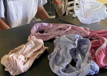 Pelaku pencurian celana dalam diamankan saat proses mediasi di Mako Polsek Dlingo, Bantul, Jumat (2/1/2026). Sejumlah barang bukti berupa celana dalam wanita yang diambil pelaku turut diperlihatkan dalam penyelesaian perkara secara kekeluargaan yang disaksikan aparat kepolisian dan tokoh masyarakat setempat.