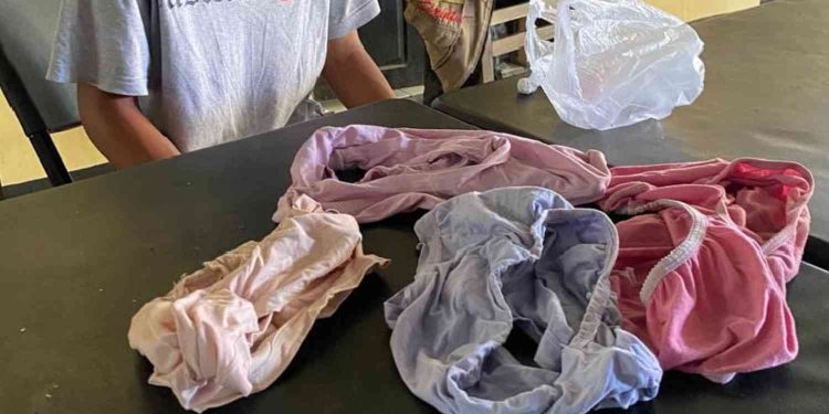 Pelaku pencurian celana dalam diamankan saat proses mediasi di Mako Polsek Dlingo, Bantul, Jumat (2/1/2026). Sejumlah barang bukti berupa celana dalam wanita yang diambil pelaku turut diperlihatkan dalam penyelesaian perkara secara kekeluargaan yang disaksikan aparat kepolisian dan tokoh masyarakat setempat.