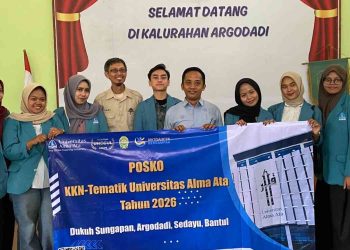 Penerjunan mahasiswa KKN-T Universitas Alma Ata Tahun 2026 di Padukuhan Sungapan, Kalurahan Argodadi, Sedayu, Bantul, Selasa (27/1/2026). Mahasiswa bersama dosen pembimbing lapangan dan perangkat dukuh berfoto bersama usai penyerahan posko KKN, sebagai simbol dimulainya program pengabdian masyarakat berbasis edukasi CERDIK dan literasi teknologi digital.