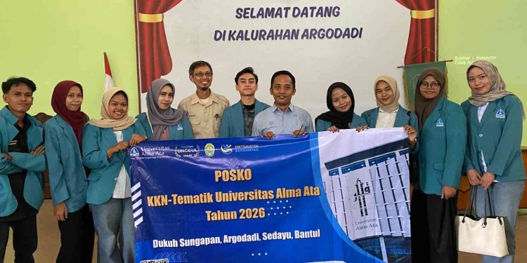 Penerjunan mahasiswa KKN-T Universitas Alma Ata Tahun 2026 di Padukuhan Sungapan, Kalurahan Argodadi, Sedayu, Bantul, Selasa (27/1/2026). Mahasiswa bersama dosen pembimbing lapangan dan perangkat dukuh berfoto bersama usai penyerahan posko KKN, sebagai simbol dimulainya program pengabdian masyarakat berbasis edukasi CERDIK dan literasi teknologi digital.