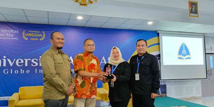 Perwakilan Universitas Alma Ata menyerahkan cinderamata kepada perwakilan SMK Media Informatika Jakarta Selatan usai kegiatan Studi Ekskursi di Auditorium KH. Hasyim Asy’ari, Lantai 9 Universitas Alma Ata, Kamis (29/1/2026).