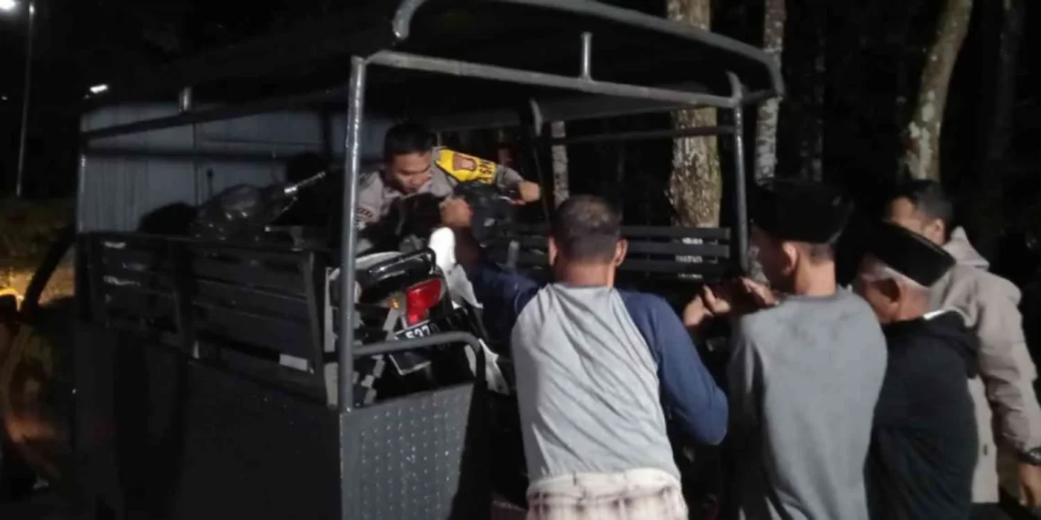 Petugas Kepolisian di Bantu Warga Mengamankan kendaraan yang terlibat kecelakaan di pajangan Bantul